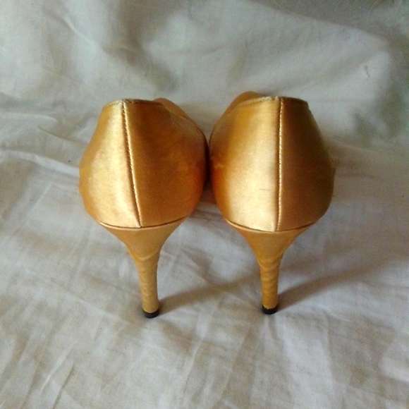 Sam & Libby Gold Pumps - Picture 2 of 3